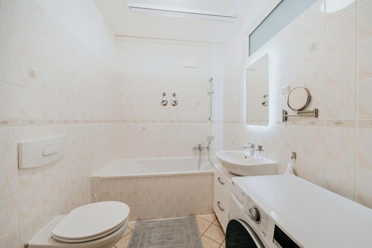 Blissplace 3 Zi Premium Apartment Nahe Getec Arena Mit Kingsize Betten Und Balkon มัคเดอบวร์ก ภายนอก รูปภาพ